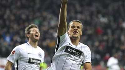 لايبزيج يفوز على فرانكفورت 2-1 في الدوري الألماني لكرة القدم