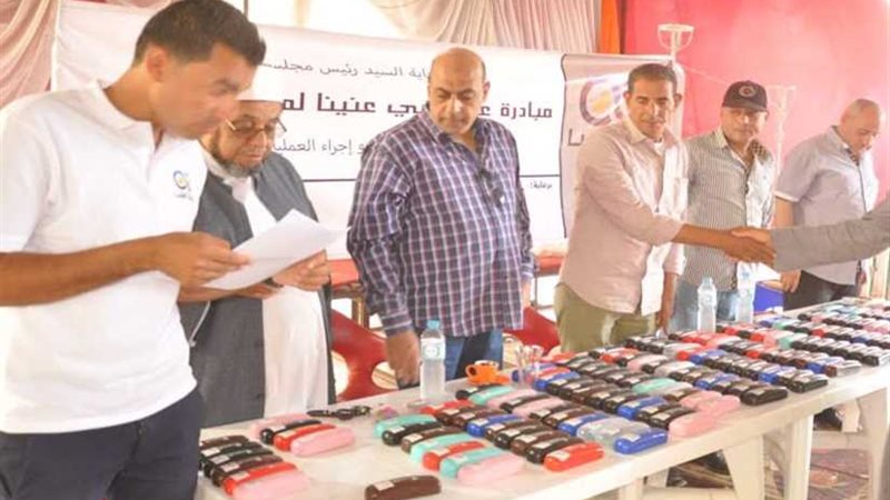 عنيك في عنينا تكافح