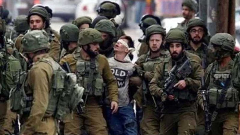 الصهاينة يجبرون مقدسيا