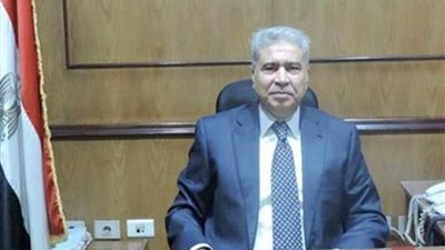 محافظ المنيا يغلق أحد المخابز ويستبعد موظف بتموين دير مواس