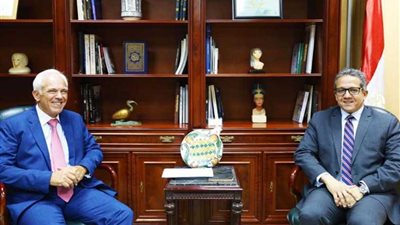 وزير الآثار يلتقي السفير اليوناني بالقاهرة