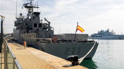 سفينة حربية إسبانية تنقل 15 مهاجرًا رفضت روما استقبالهم