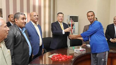 محافظ بني سويف يكرم المتميزين رياضياً من نادي متحدي الإعاقة.. (صور)