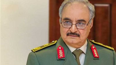 المشير خليفة حفتر يقود معركة 