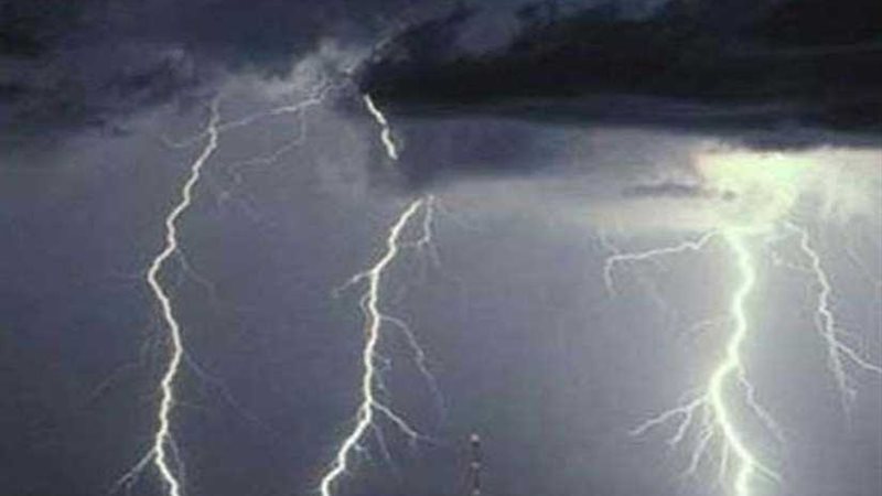 تحذيرات من رياح وسحب