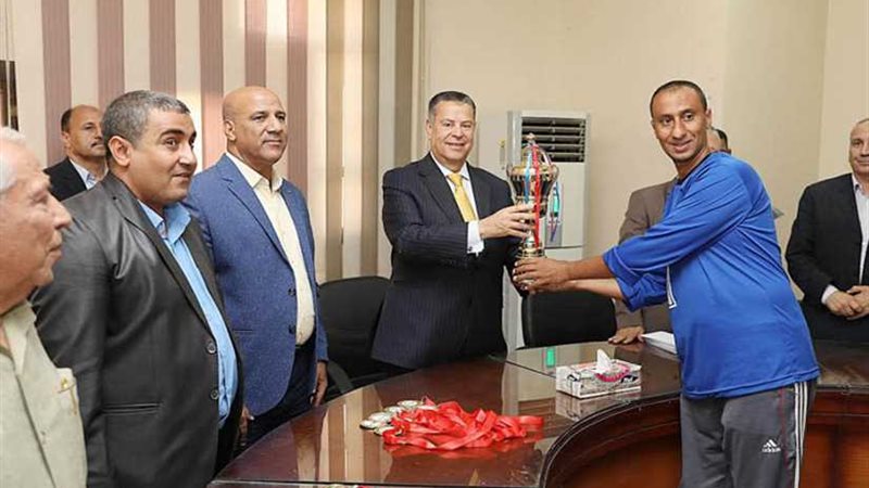 محافظ بني سويف يكرم