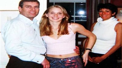 الأمير أندرو يشكك في صورته مع فرجينيا مفجرة الفضيحة الجنسية (فيديو وصور)