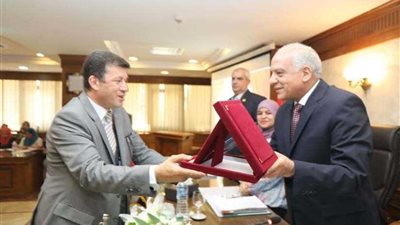 محافظ الجيزة يكرم قيادات المحافظة السابقين