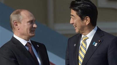 بوتين ورئيس وزراء اليابان يبحثان التعاون الثنائي بين بلديهما سبتمبر المقبل