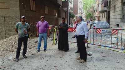 حى غرب أسيوط يبدء في إزالة الأدوار العلوية بالبرج المائل (صور)