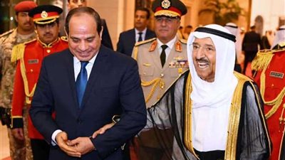 الرئيس يصل الكويت وسط حفاوة بالغة