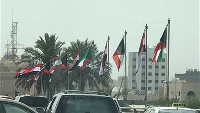 شوارع الكويت تتزين بالأعلام المصرية والكويتية استعدادا لزيارة الرئيس السيسي