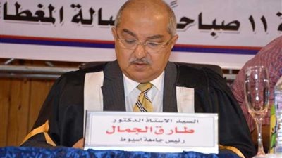 محافظ أسيوط ورئيس جامعتها يكرمان طلاب المحافظة المتفوقين