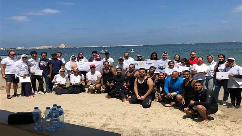 بالصور.. تنظيف شاطئ