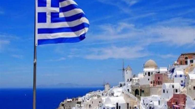 اليونان تنقل المئات