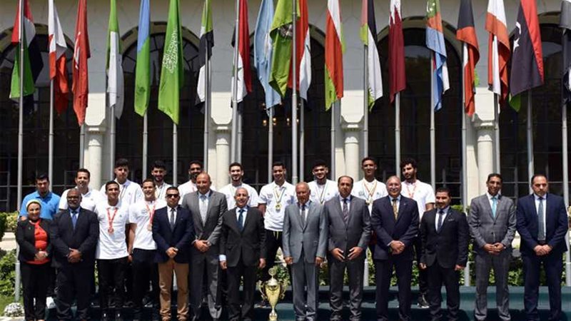 أبو الغيط يكرم طلاب