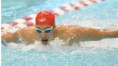 علي خلف تمساح السباحة المصرية