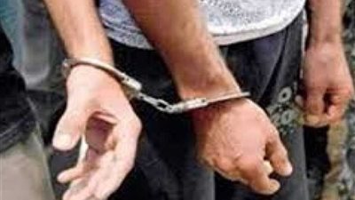 عاطلان يسحبان سيارة أجرة ويسرقانها في التبين