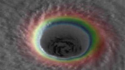 مشاهد غريبة في عين إعصار 