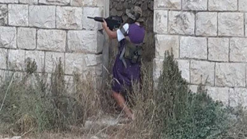 مستوطن يرهب الفلسطينيين