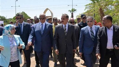 محافظ أسيوط ورئيس مركز معلومات مجلس الوزراء يتفقدان نموذج محاكاة لمخيم إيواء بالحديقة الدولية في بني غالب