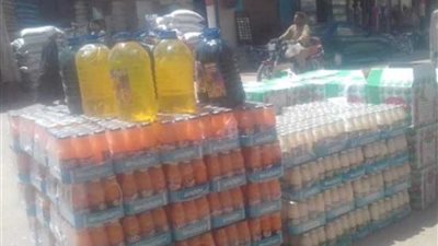 ضبط سيارتين محملتين بـ 20 ألف علبة سجائر مهربة ومواد غذائية منتهية الصلاحية بأسيوط