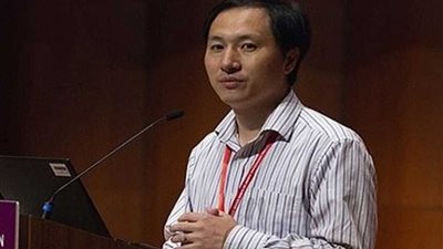 عالم صيني يفوز بجائزة علمية في نيجيريا