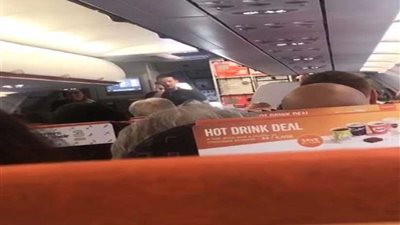 طيار تأخر عن طائرته فاستلم أحد الركاب القيادة... فيديو