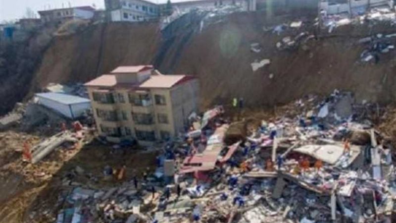 انهيار أرضي يتسبب