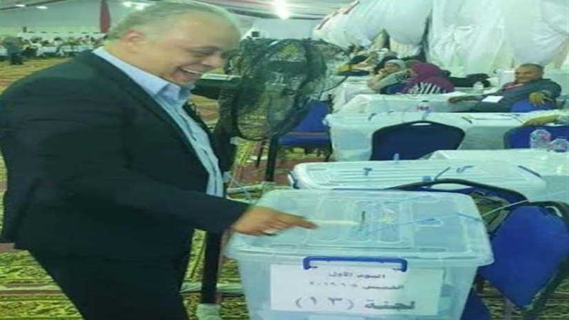 أشرف زكي يدلي بصوته