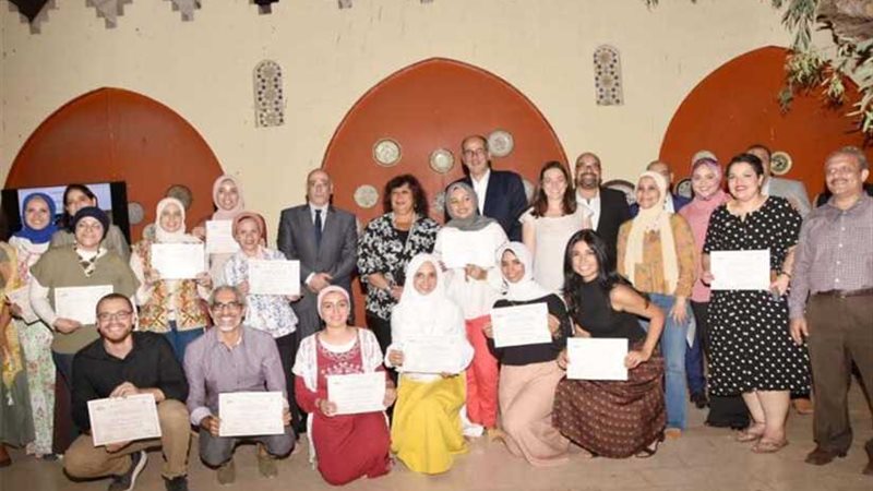 وزيرة الثقافة تسلم