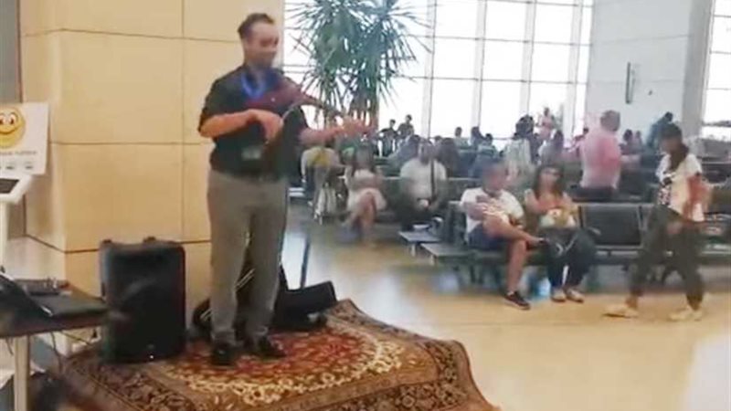 بالفيديو ..عازف داخل