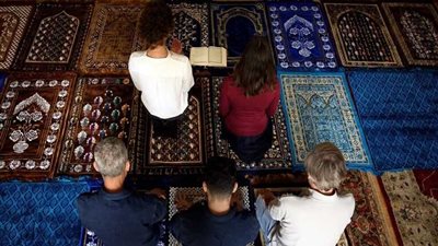 سيدتان غير محجبتين تؤمان المصلين في صلاة مختلطة (صور)