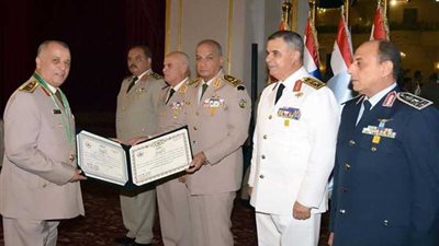 وزير الدفاع يكرم القادة المحالين للتقاعد ويقلدهم وسام الجمهورية
