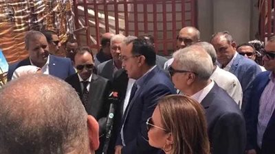 رئيس الوزراء يزور مجمعا لصناعة المنسوجات بالمنيا ترعاه مؤسسة مصر الخير