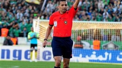 الحكم المغربي رضوان جيد يدير مباراة الإسماعيلي وأهلي بنغازي الليبي في البطولة العربية