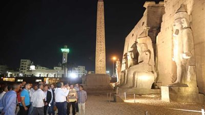 ترميم أحد تماثيل رمسيس الثاني بالجهة الغربية لمعبد الأقصر