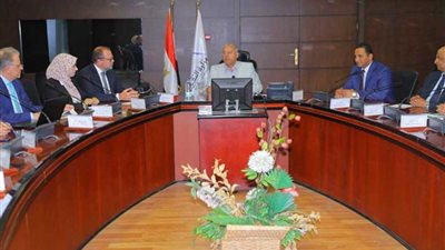 كامل الوزير يبحث مع 