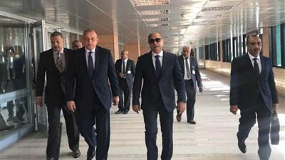 وزير الطيران المدني يلتقي بالعاملين في مطار الأقصر الدولي