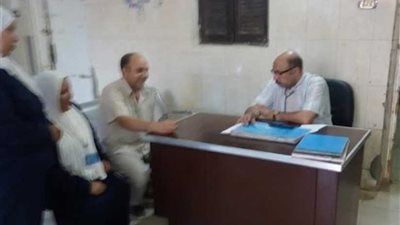 وكيل صحة أسيوط يقوم العمل كطبيب باستقبال مستشفى أبنوب بعد تغيب طبيبة النوبتجية.. (صور)