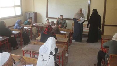 انتظام طلاب محو الأمية وتعليم الكبار لأداء امتحان دورة يوليو