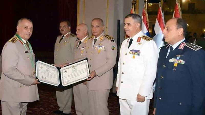 وزير الدفاع يكرم