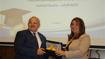 جامعة القاهرة تكرّم غادة والي لدعمها برامج توعية الطلاب من أضرار المخدرات