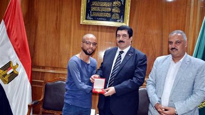 تكريم بطل رياضي من ذوي الاحتياجات الخاصة ببطولة ألعاب القوى بالقليوبية