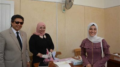 رئيس جامعة دمياط يتابع ميدانيًا إجراءات الكشف الطبي على الطلاب الجدد