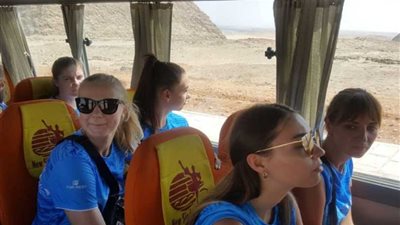 شاهد منتخبي بلاروسيا والأرجنتين لناشئات الكرة الطائرة وزيارتهم للأهرامات