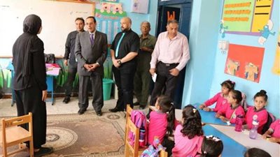 محافظ شمال سيناء يتفقد المدارس ويشدد على الانضباط والأنشطة التعليمية