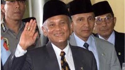 دفن الرئيس الإندونيسي الأسبق يوسف حبيبي في جنازة رسمية