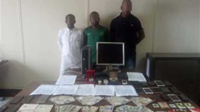 بالصور.. القبض على تشكيل عصابي أجنبي تخصص في النصب الإلكتروني