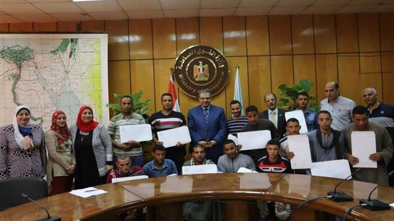 تسليم 17 عاملًا عقود